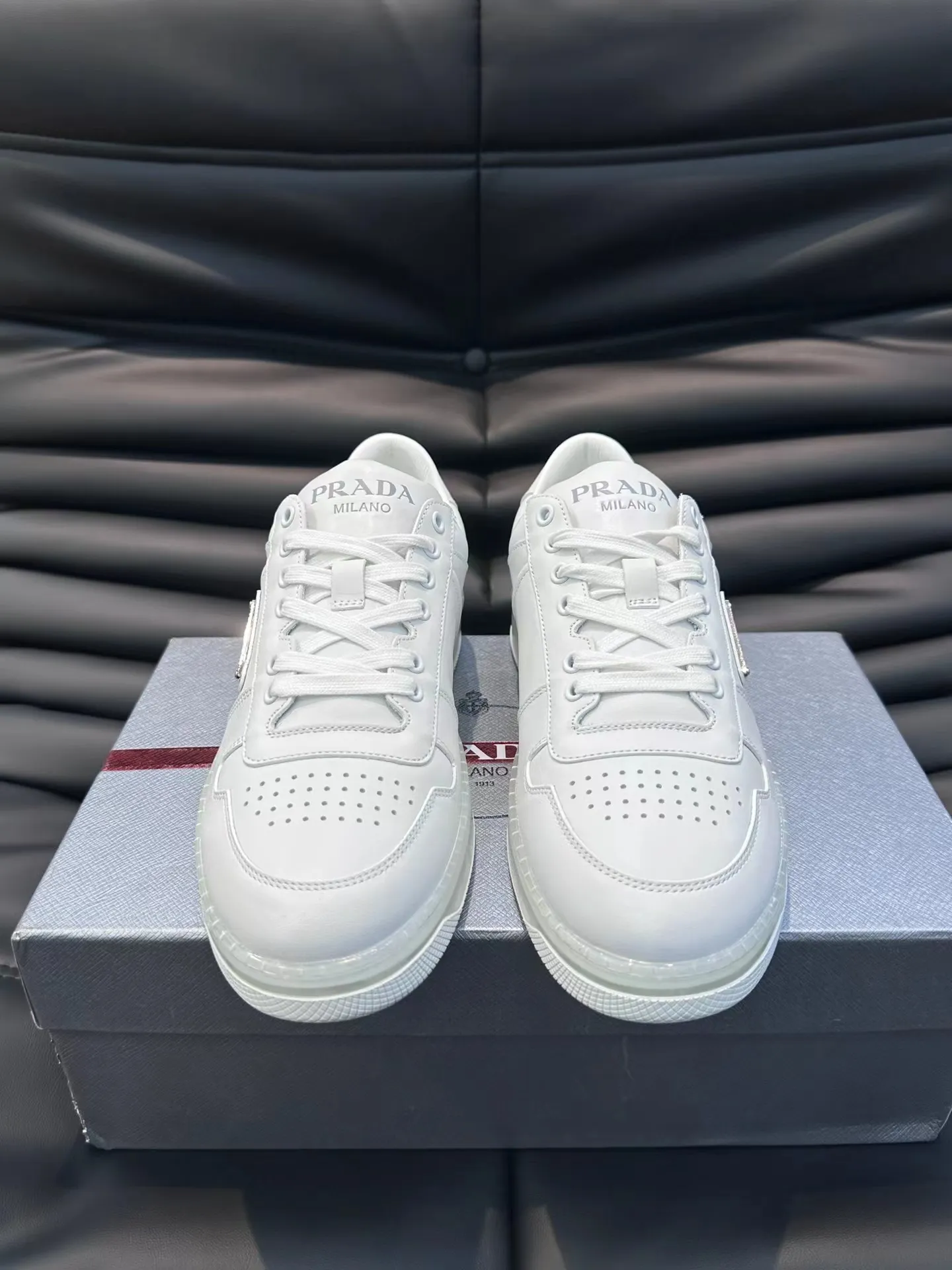 P420 38-45 Prada Prada’s new men’s leather sneakers, the highest version on the market, any comparison is welcome🆚! The original leather has excellent texture and is super high-end! Fetal sheep net lining imported from Italy, removable pad! Luxurious materials and fine workmanship, highly recommended!
